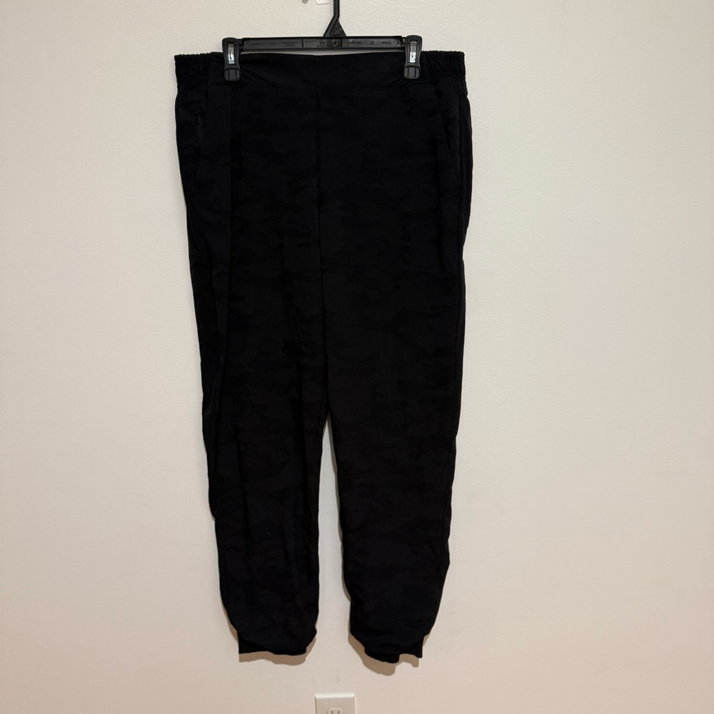 Athleta Brooklyn Textured
Lined Jogger Black camo size 16T